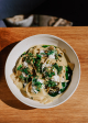 Tagliatelle s hráškovou omáčkou na víně, stracciatella, pesto z medvědího česneku, pražená dýňová semínka, naklíčené mungo