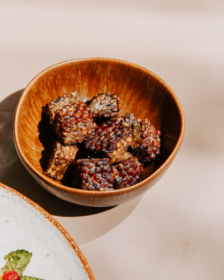 Extra tempeh z černé čočky s omáčkou z tamari a hnědého másla
