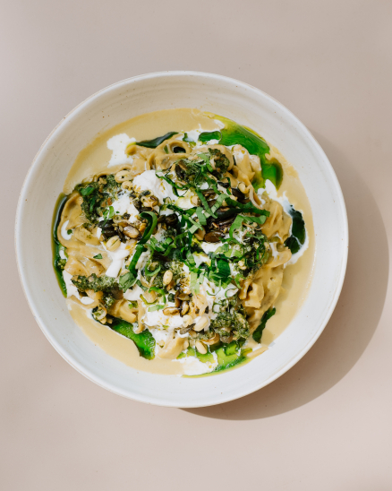 Tagliatelle s hráškovou omáčkou na víně, stracciatella, pesto z medvědího česneku, pražená dýňová semínka, naklíčené mungo