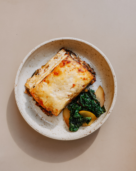 Lasagne, bešamel, vyzrála gouda, černá kapusta, pórek, pekany
