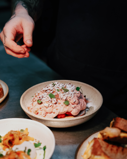 Kefírové lívance, jahody, jogurtová espuma, bezová granola s mandlemi, citronová bazalka