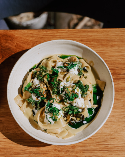 Tagliatelle s hráškovou omáčkou na víně, stracciatella, pesto z medvědího česneku, pražená dýňová semínka, naklíčené mungo
