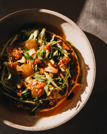 Kimchi lívanec, salát ze zelí, kapusty a kadeřávku, pórkový olej, máslová chilli omáčka, grepové "yuzu", sezamový crunch, česnekové chipsy