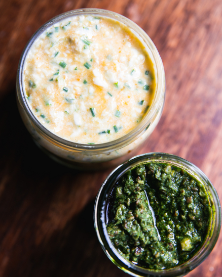 Pesto z medvědího česneku s pečenými vlašskými ořechy (vegan)