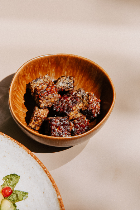Extra tempeh z černé čočky s omáčkou z tamari a hnědého másla