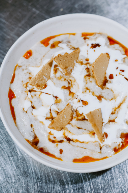 Rýžová kaše, meruňky, rakytník, miso, tamari, sezamový krekr
