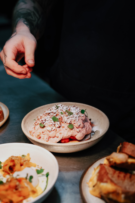 Kefírové lívance, jahody, jogurtová espuma, bezová granola s mandlemi, citronová bazalka