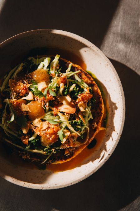 Kimchi lívanec, salát ze zelí, kapusty a kadeřávku, pórkový olej, máslová chilli omáčka, grepové "yuzu", sezamový crunch, česnekové chipsy