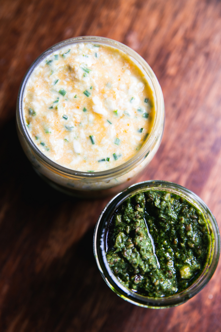 Pesto z medvědího česneku s pečenými vlašskými ořechy (vegan)